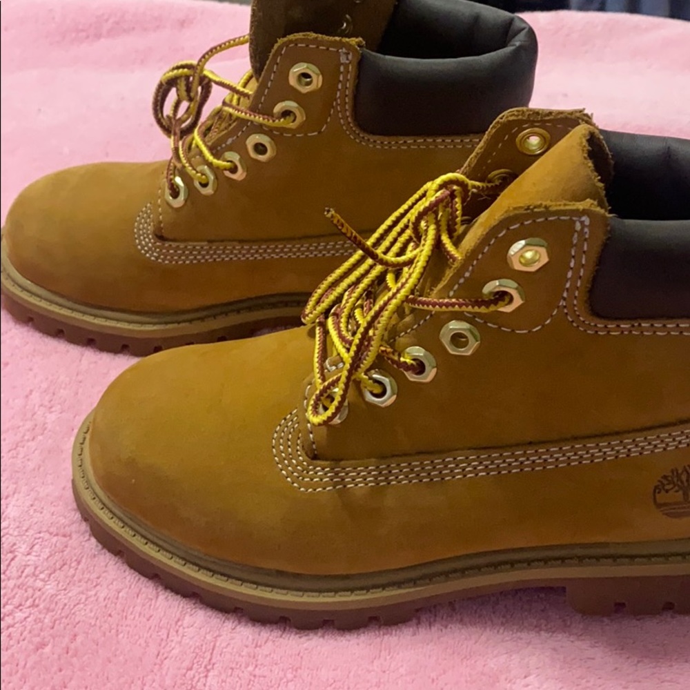BOYS TIMBERLAND BOOTS (LIKE NEW)